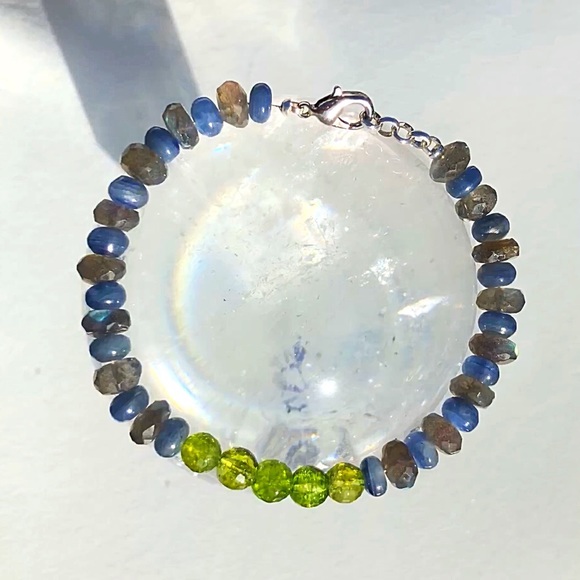 Jewelry - NEW! peridot, Kyanite & Labradorite Bracelet!